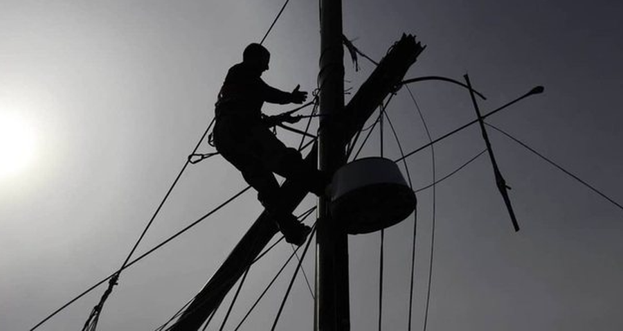 Rreshen/ Fell in contact with electricity, one electrician dies, two others