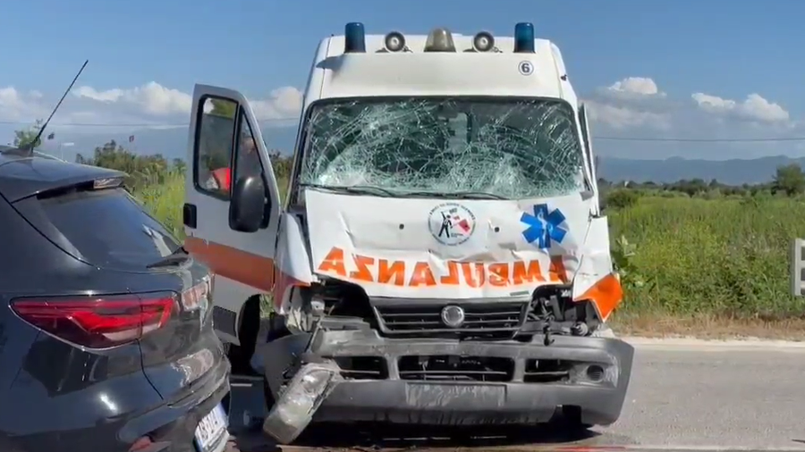 Ambulance smashed to pieces in Fier, driver, police officer arrested, patient