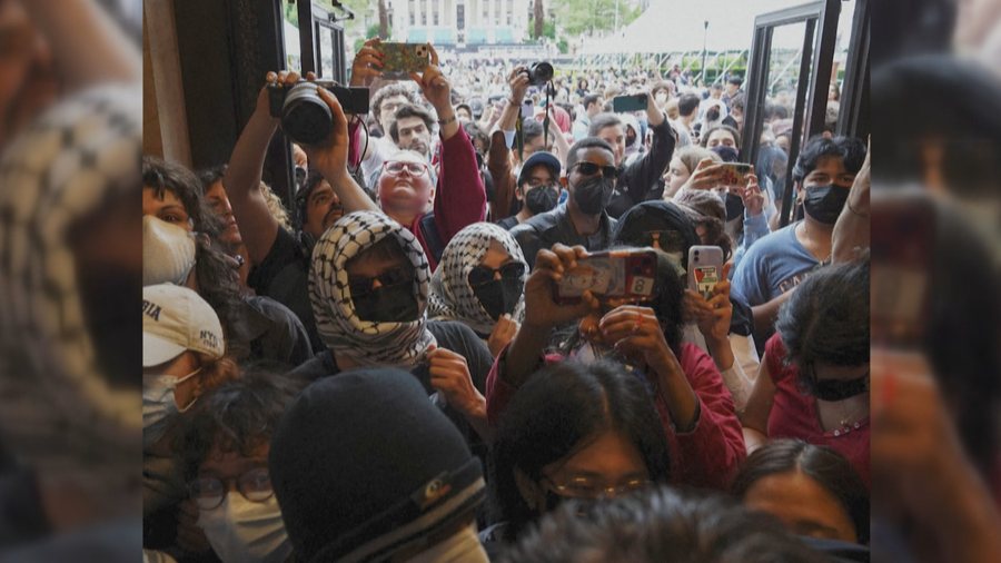 Order for Gaza raid, hundreds of students block Columbia campus