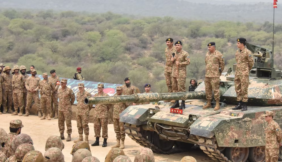 Përshkallëzohen tensionet, Pakistani sulmon dy baza ajrore të