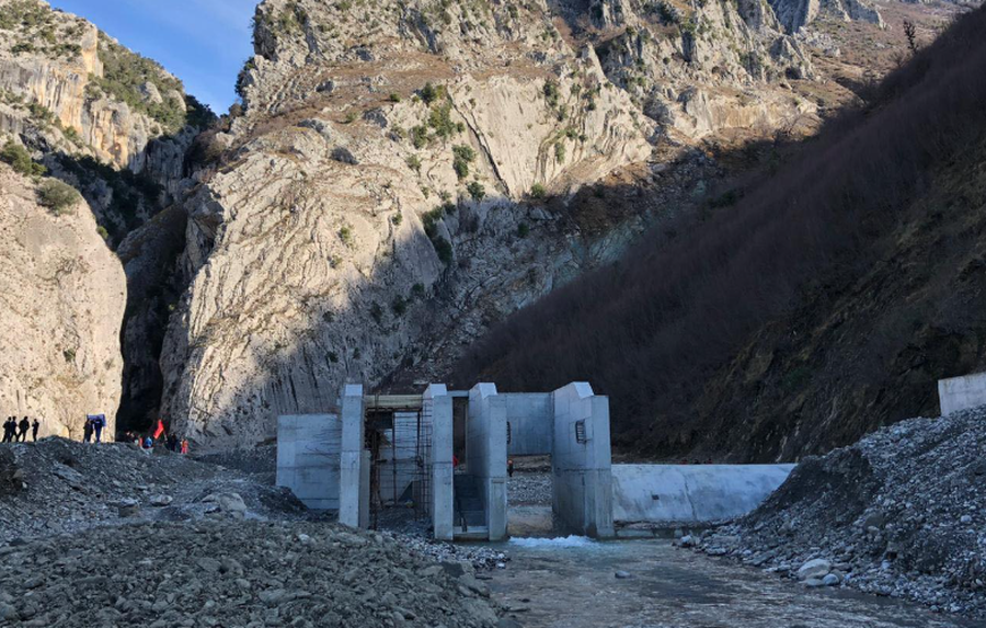 Shkëputet një masiv dheu në një hidrocentral në