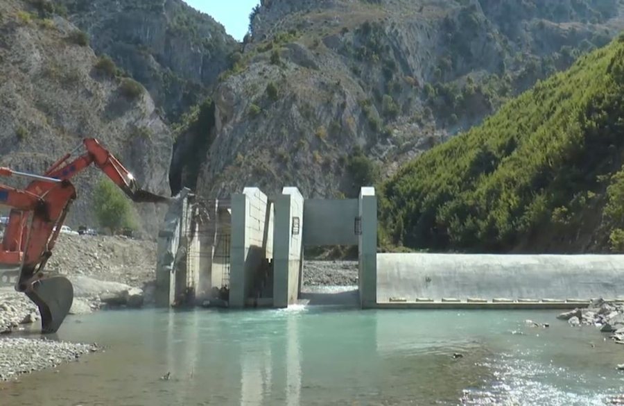 Rrëshkitja e masivit të dheut në Gramsh, vdesin 2 të rinj