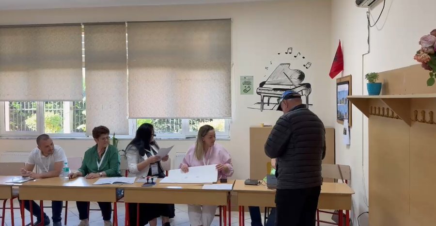 Lezhë, qendrat e votimit hapen me vonesë për arsye procedurale