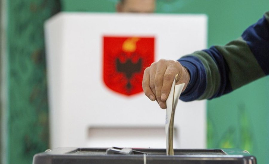 Kavajë, shumë qendra votimi nuk janë hapur ende