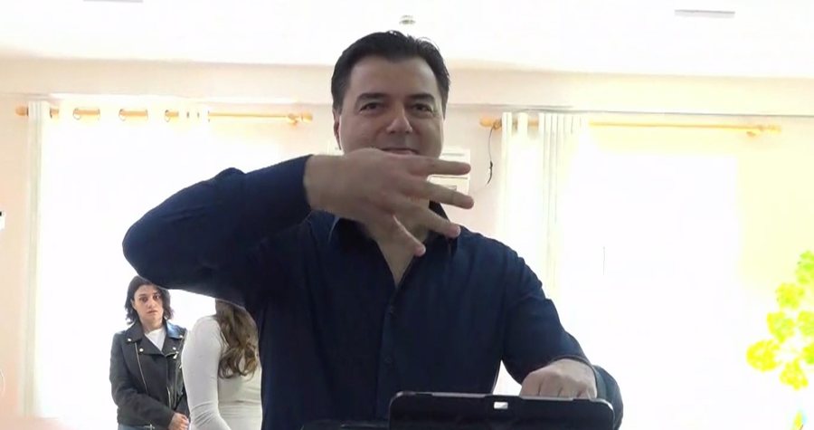 Basha votes with his daughter, calls on young people: Vote for your future