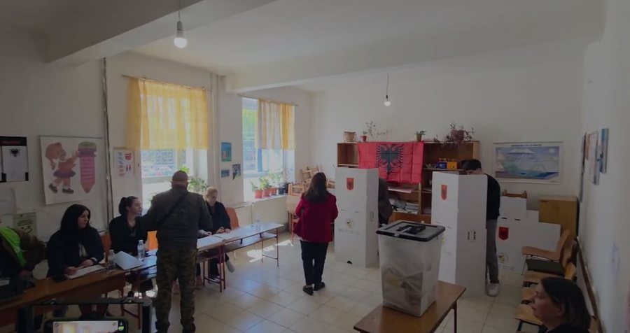 Komisionerët përplasen për votuesit me shoqërues në