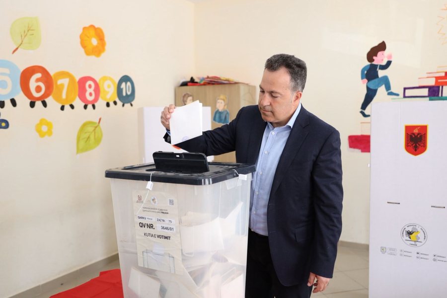 Niko Peleshi voton në Korçë: Pjesëmarrja më e