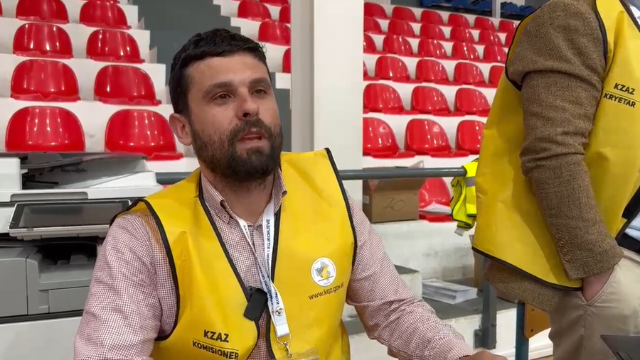 Plas sherri pranë Qendrës së Votimit në Pogradec, ja