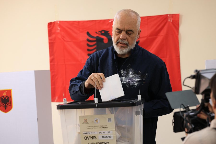 Edi Rama voton i shoqëruar nga bashkëshortja: Të presim