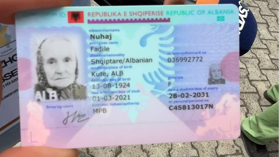 101 vjeçarja nuk gjen emrin në listë, i biri kërkon