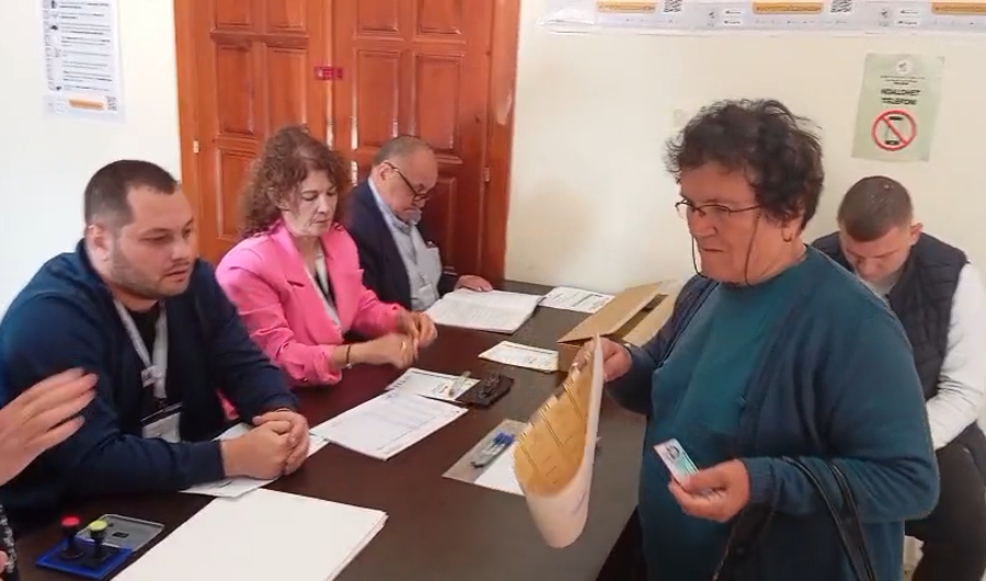 Tensione në Lezhë, bllokohet një QV, qytetarja voton me