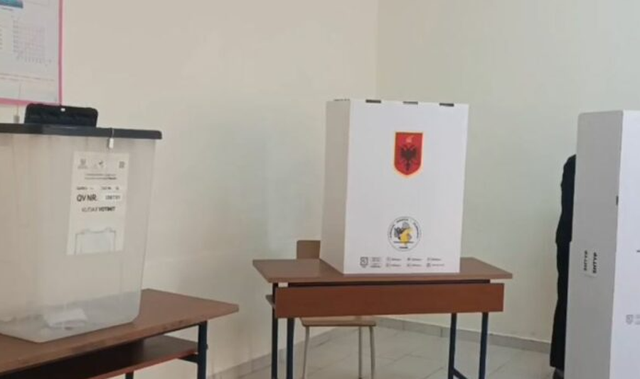 Komisionerët e PD bllokojnë një qendër votimi në