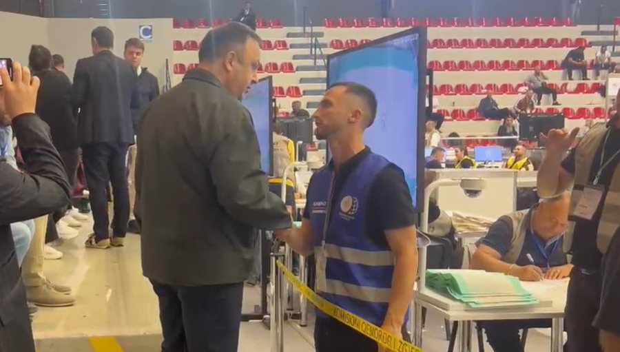 Zarfet e Greqisë, ministri i Brendshëm shkon te Parku Olimpik