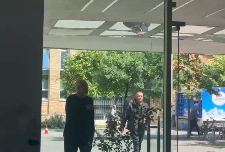 I qetë dhe sportiv, Edi Rama shkon në selinë e PS-së
