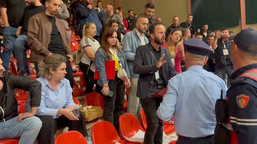 Observers contest a vote in Vlora, police remove them from the counting center
