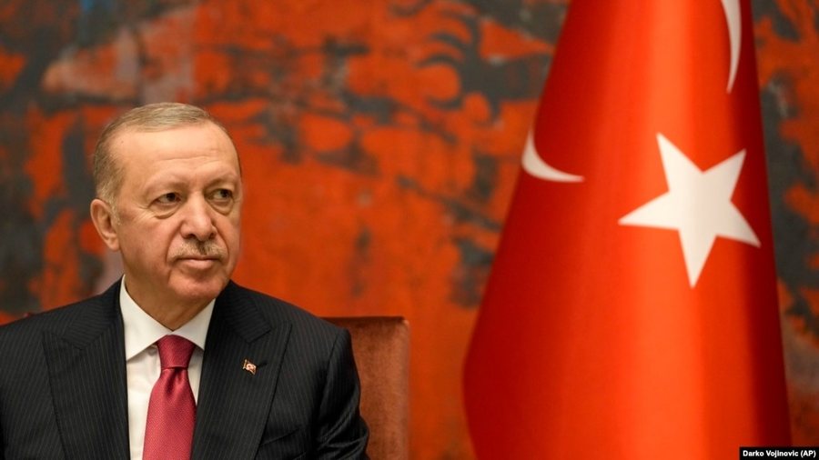 Erdogan përshëndet shpërbërjen e PKK-së kurde si hap