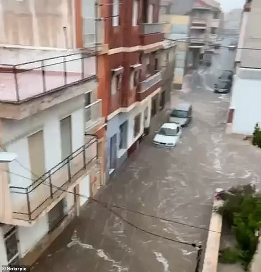 Rrugët kthehen në lumenj në Spanjë, breshri zbardh zonat