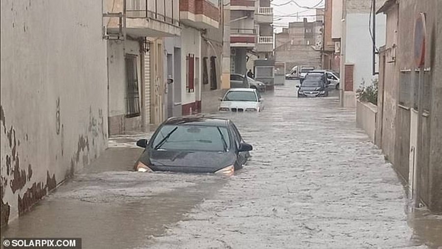 Rrugët kthehen në lumenj në Spanjë, breshri zbardh zonat