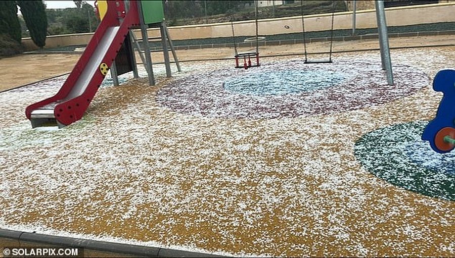 Rrugët kthehen në lumenj në Spanjë, breshri zbardh zonat
