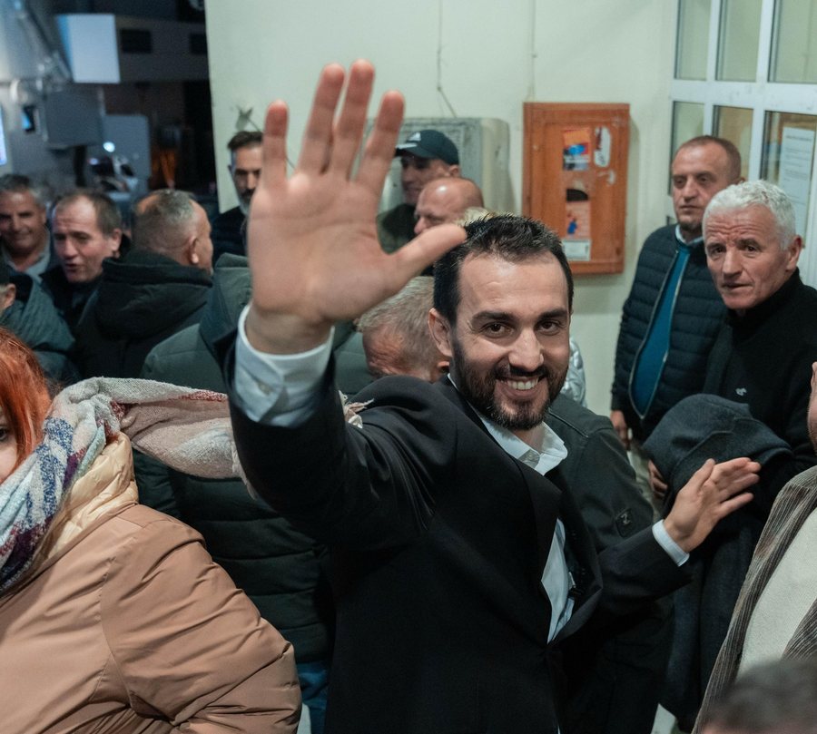 Zgjedhjet e 11 majit, Lapaj reagon me vargjet e Hygosë: Të dua