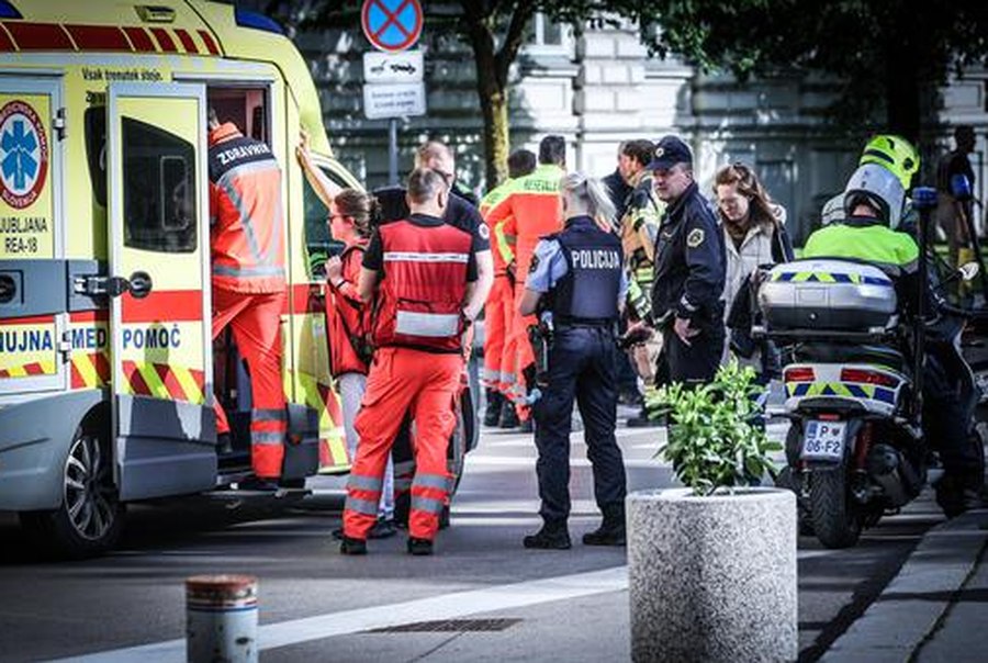 Thriller në Slloveni, deputeti ngjitet në çatinë e