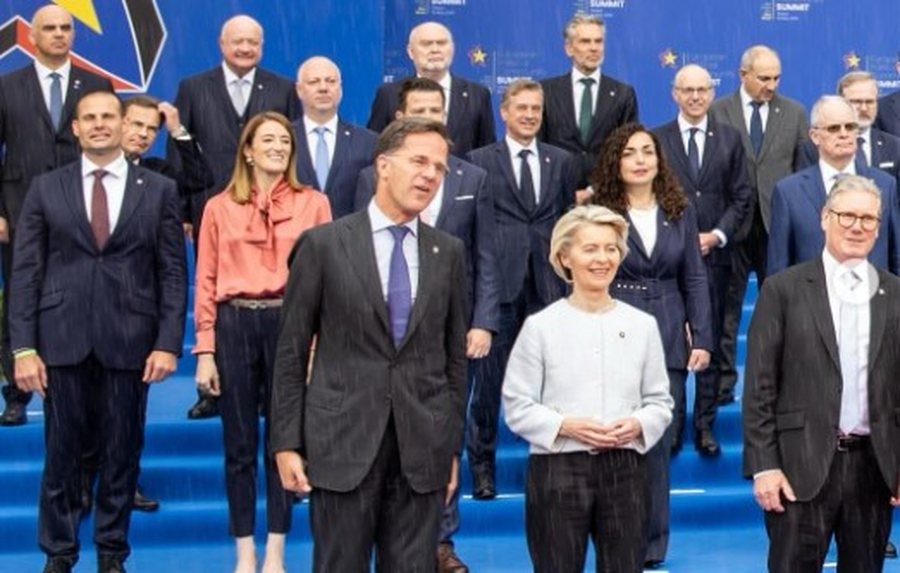 Ursula von der Leyen publikon foto nga Samiti në Tiranë: Moment