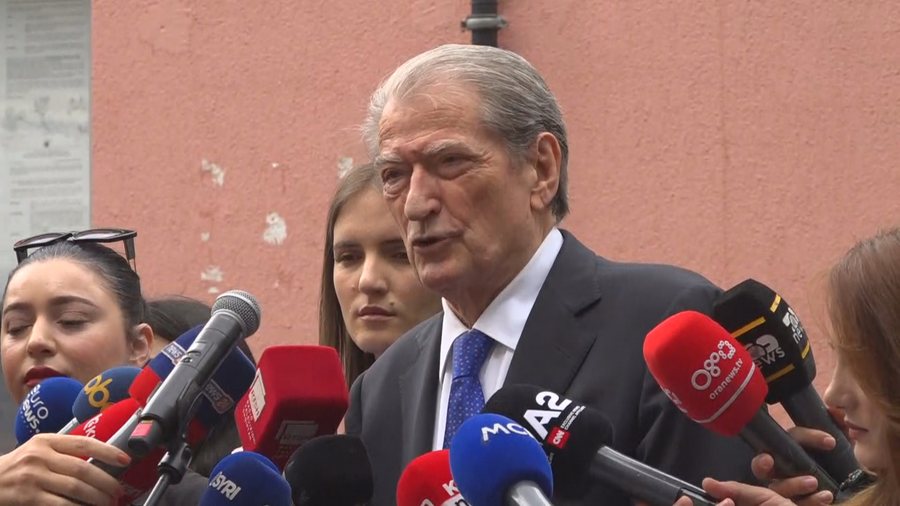 Sali Berisha mbërrin në SPAK, lexon shënimin që i la Dumanit