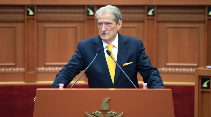 A do ta çelë Berisha seancën e parë të Kuvendit