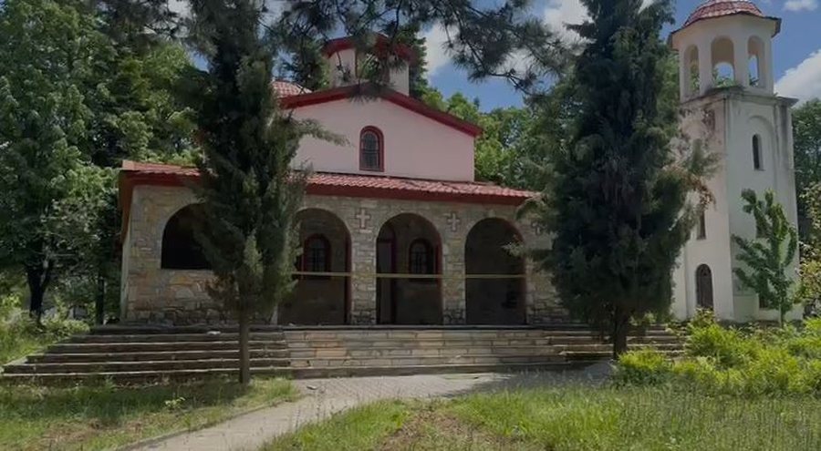 Priest falls from church roof in Korça