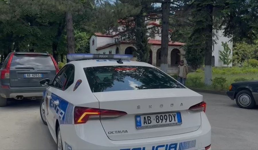 Priest falls from church roof in Korça