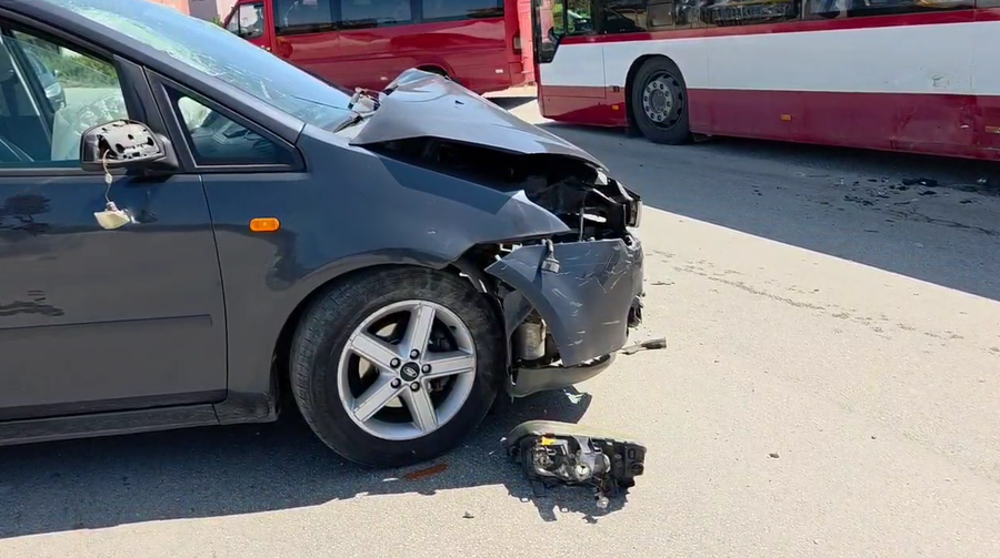 Accident in Fier, 'Ford' collides with bus, driver injured