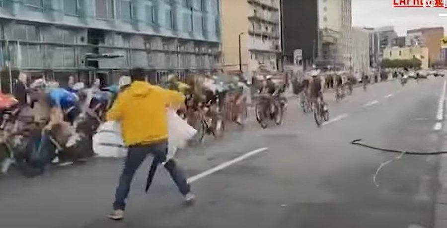 Kaos në Giro d'Italia, një protestues futet mes
