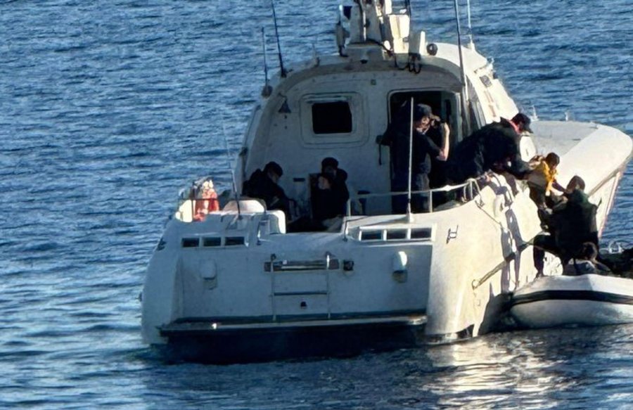 Forcat detare shqiptare shpëtojnë 13 emigrantë në Detin Egje