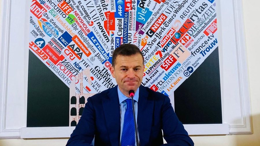 Arrestohet teksa po fuste para në xhep kryebashkiaku italian