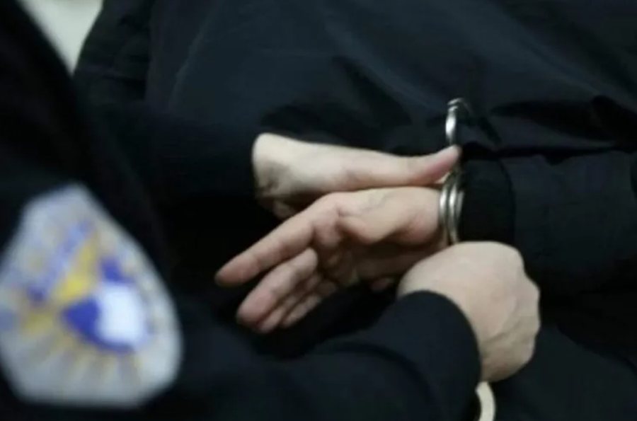 Ndalohen tre persona, mbanin materiale me përmbajtje nacionaliste në