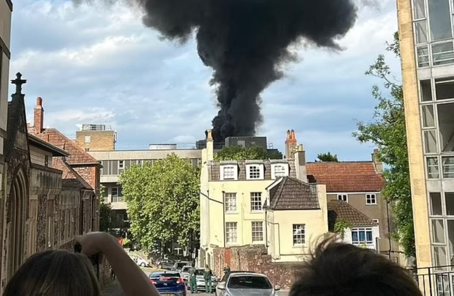 Zjarr i madh në një maternitet në Angli, evakuohen foshnjat dhe