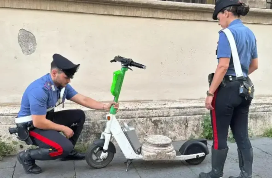 Në arrati me skuter, turisti gjerman kapet me artefaktin romak nga policia