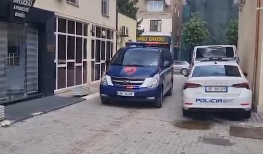 Tentuan të vrisnin kushëririn me thikë, arrestohet