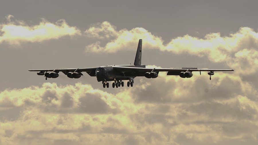 Bombarduesit amerikanë B-52H zbarkojnë në bazën ajrore