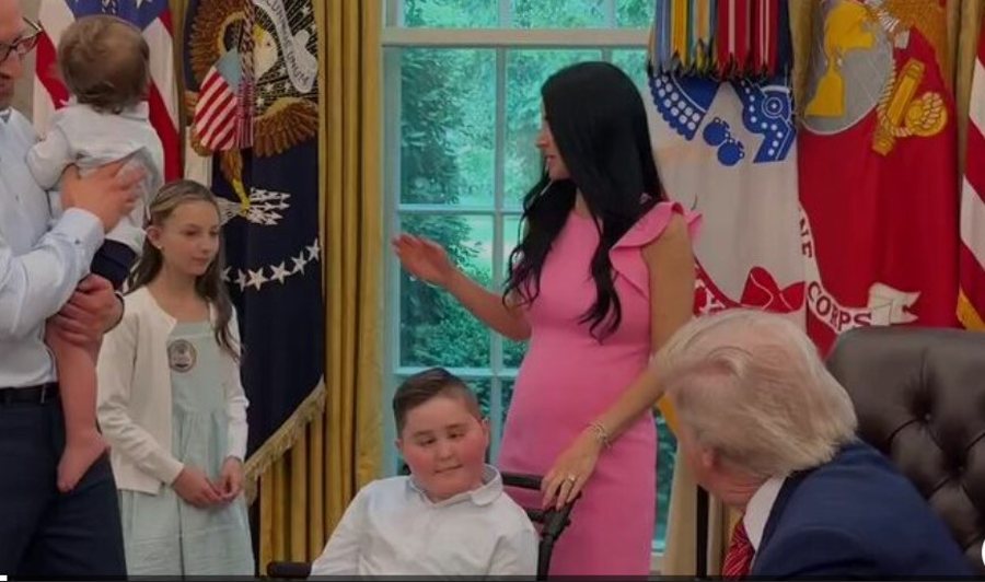 Trump fulfills his wish, hosts Albanian family in the Oval Office