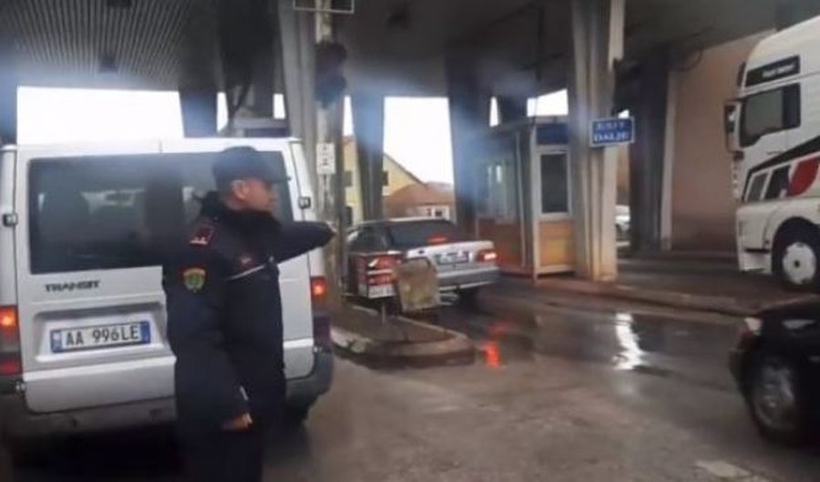 Tentuan të kalojnë kufirin me dokumenta false, arrestohen në