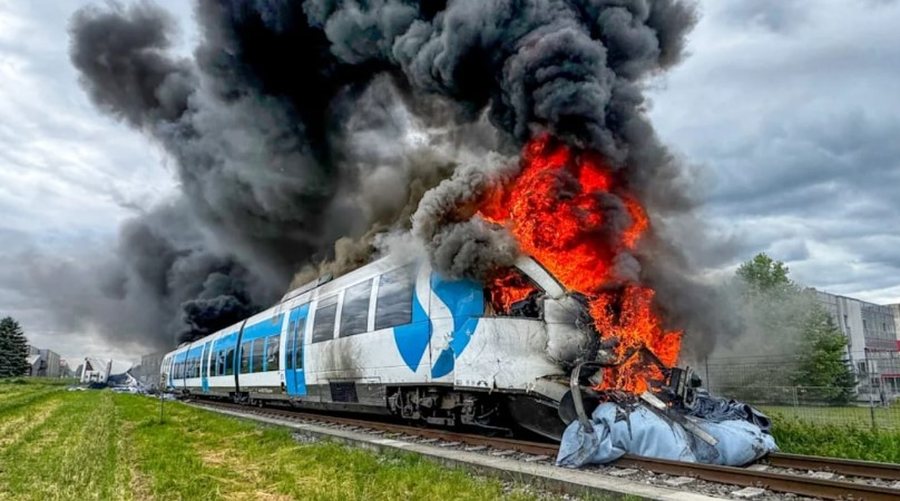 Treni përplaset me kamionin në Austri dhe shpërthen në