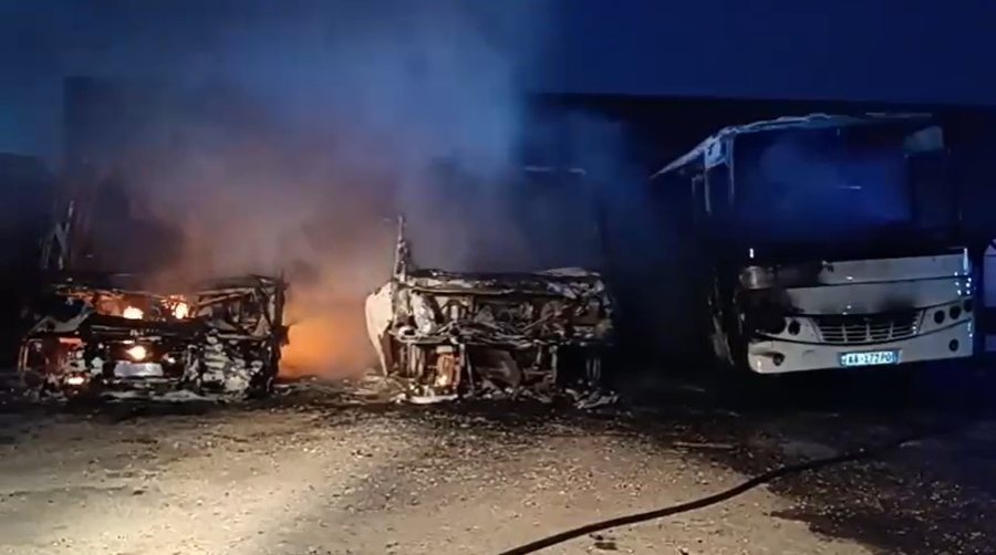 Shkrumbohen 4 autobusë në Lushnje, dyshohet për zjarrvënie