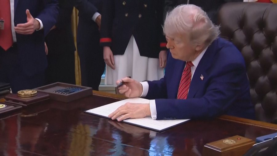 Trump nënshkruan dekretin për të rritur tarifat mbi aluminin dhe