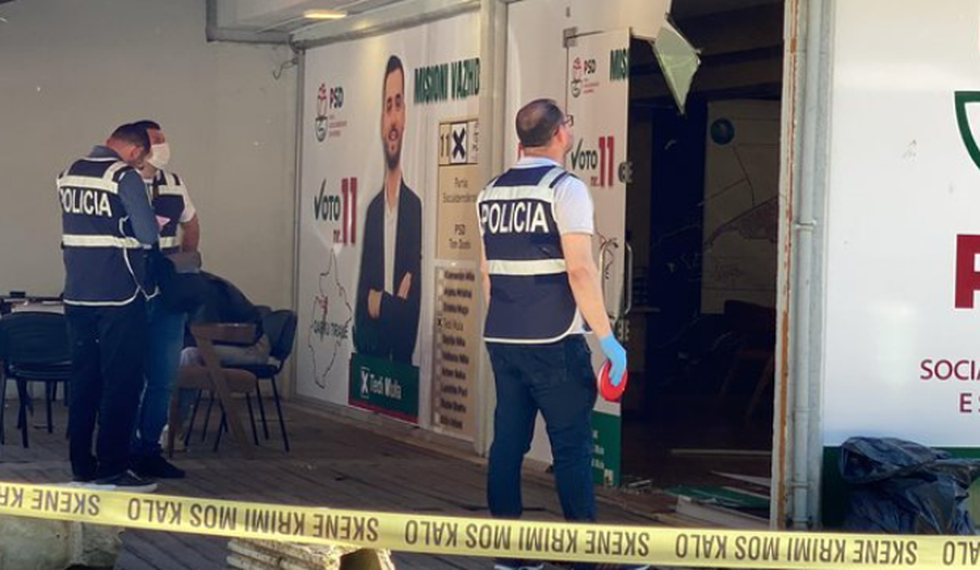 Babë e bir me kallash në dorë te zyra e PSD-së në
