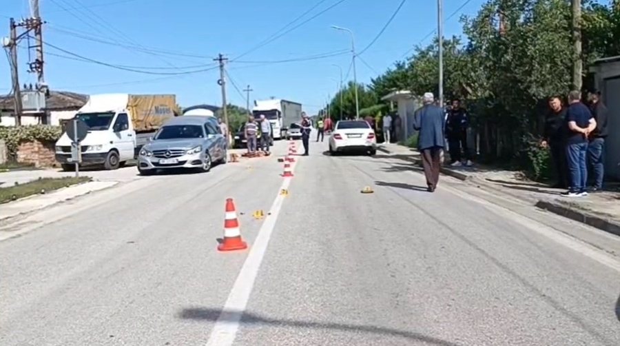 Makina i merr jetën 92-vjeçarit te dera e shtëpisë,