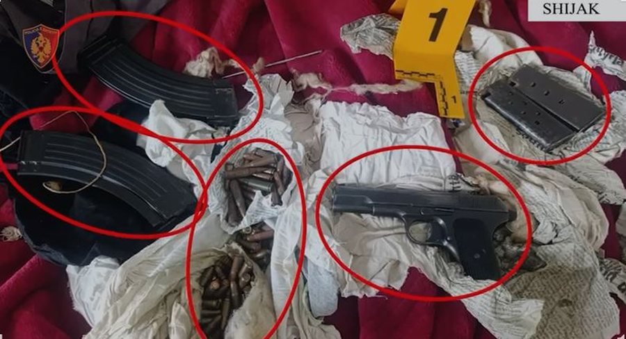 Mbanin në banesë kallashnikov dhe pistoletë, arrestohet