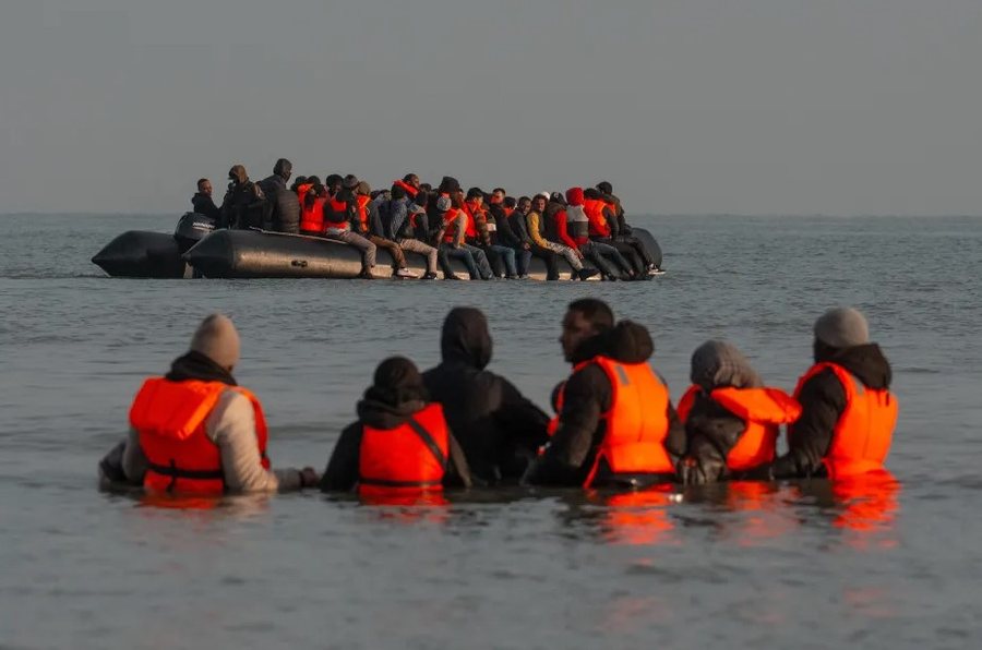 Tërbohen anglezët, emigrantët vërshojnë në La