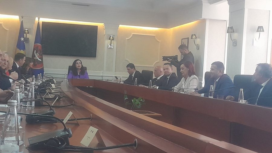 Osmani thërriti në takim partitë, Abdixhiku: Vetëm për