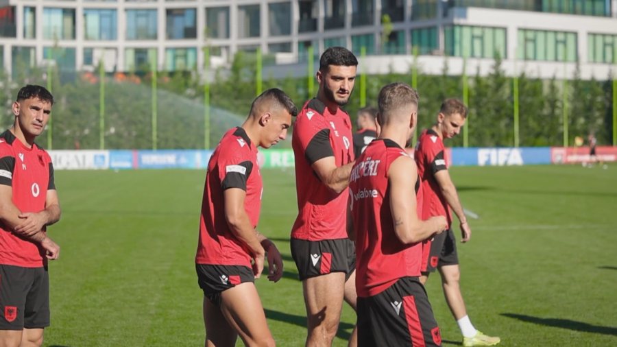 Sfida kundër Serbisë, kuqezinjtë vijojnë përgatitjet,
